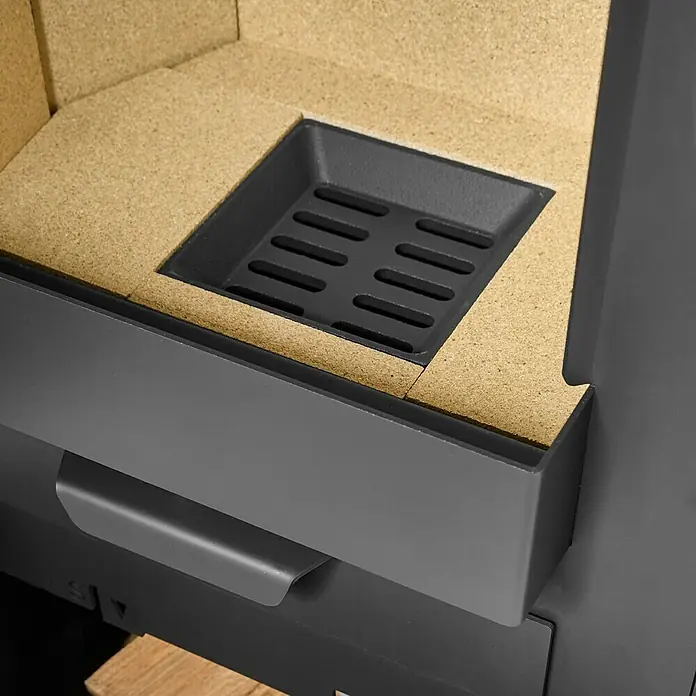 Justus Kaminofen Austin 7 - 7 kW, Raumheizvermögen: 144 m³, Material Verkleidung: Speckstein, Schwarz/Speckstein - Nahaufnahme eines Kaminofens mit Gitter und hitzebeständiger Auskleidung.