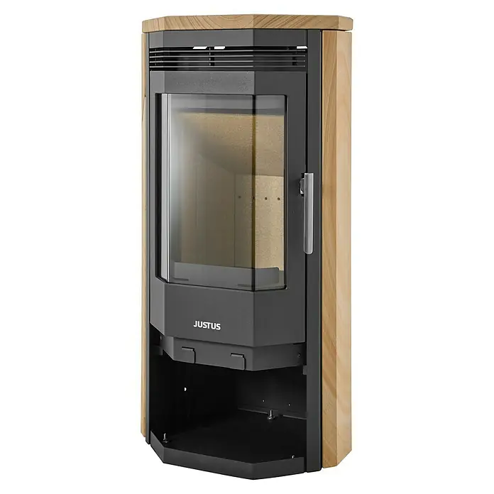 Justus Kaminofen Usedom 5 II - 5,5 kW, Raumheizvermögen: 88 m³, Material Verkleidung: Sandstein, Sandstein/Schwarz - Der Justus Kaminofen sorgt mit seiner Holzverkleidung und der großen Sichtscheibe für eine gemütliche Atmosphäre.