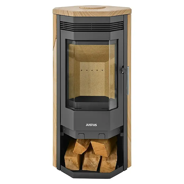 Justus Kaminofen Usedom 5 II - 5,5 kW, Raumheizvermögen: 88 m³, Material Verkleidung: Sandstein, Sandstein/Schwarz - Holzofen von Justus mit Holzscheiten darunter. Der Ofen hat eine Glastür und eine Holzverkleidung.