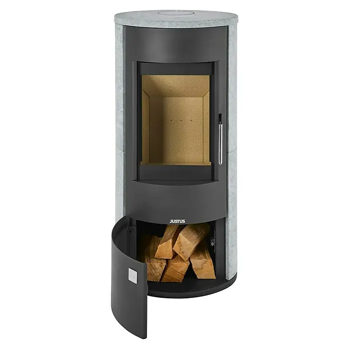 Justus Kaminofen Austin 7 - 7 kW, Raumheizvermögen: 144 m³, Material Verkleidung: Speckstein, Schwarz/Speckstein - Produktansicht eines Justus Kaminofens mit Holzfach, das mit Holzscheiten gefüllt ist. Der Ofen hat eine graue Verkleidung.