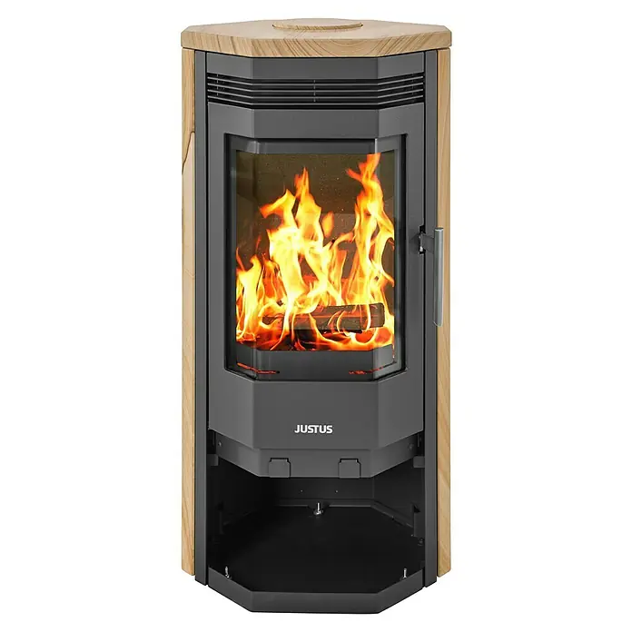 Justus Kaminofen Usedom 5 II - 5,5 kW, Raumheizvermögen: 88 m³, Material Verkleidung: Sandstein, Sandstein/Schwarz - Der Justus Kaminofen, ein Eckmodell mit Holzverkleidung, bietet durch die Glasscheibe einen Blick auf das prasselnde Feuer im Inneren.