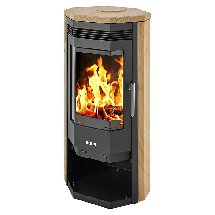 Justus Kaminofen Usedom 5 II - 5,5 kW, Raumheizvermögen: 88 m³, Material Verkleidung: Sandstein, Sandstein/Schwarz - Elegantes Justus Kaminofen-Design mit Holzverkleidung und flackerndem Feuer, perfekt für gemütliche Abende und eine warme Atmosphäre im Raum.