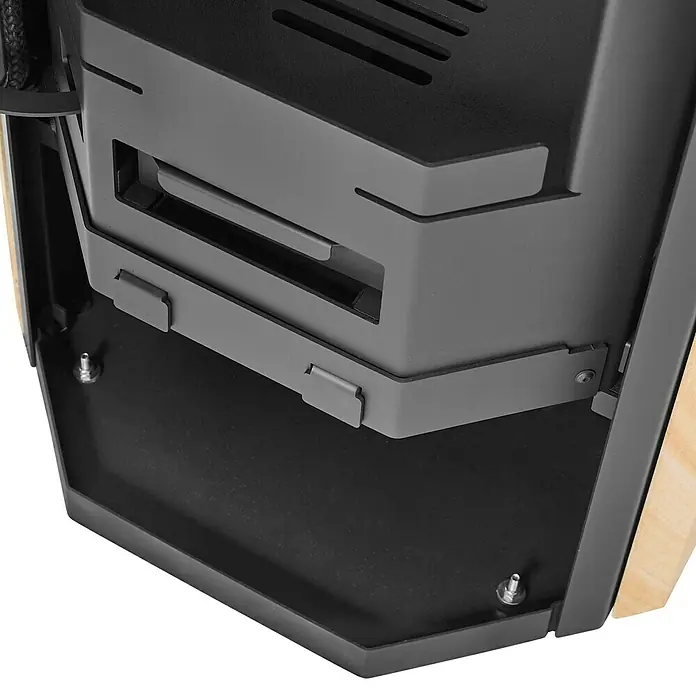 Justus Kaminofen Usedom 5 II - 5,5 kW, Raumheizvermögen: 88 m³, Material Verkleidung: Sandstein, Sandstein/Schwarz - Detailansicht eines Ofens mit präziser Metallverarbeitung und robustem Design für effiziente Wärmeleistung.