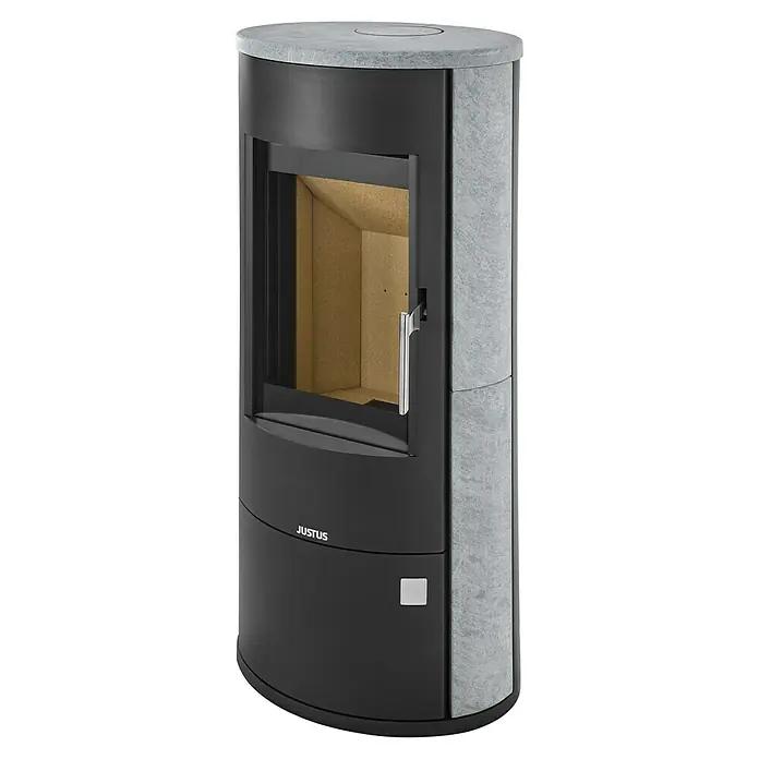 Justus Kaminofen Austin 7 - 7 kW, Raumheizvermögen: 144 m³, Material Verkleidung: Speckstein, Schwarz/Speckstein - Ein Justus Kaminofen mit schwarzem Korpus und einer Verkleidung aus Naturstein. Die Tür ist offen und gibt den Blick ins Innere frei.