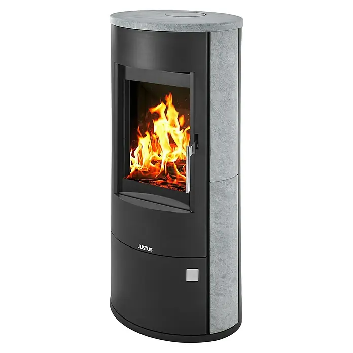 Justus Kaminofen Austin 7 - 7 kW, Raumheizvermögen: 144 m³, Material Verkleidung: Speckstein, Schwarz/Speckstein - Kaminofen mit schwarzem Korpus und grauer Steinverkleidung. Das Feuer brennt hell im Inneren des Ofens.