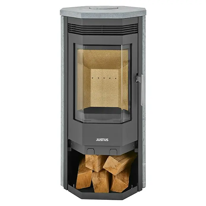 Justus Kaminofen Usedom 5 II - 5,5 kW, Raumheizvermögen: 88 m³, Material Verkleidung: Speckstein, Schwarz/Speckstein - Abbildung eines Justus Kaminofens mit Holzscheiten im unteren Fach. Der Ofen hat eine Glastür und eine graue Verkleidung.