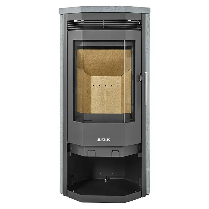 Justus Kaminofen Usedom 5 II - 5,5 kW, Raumheizvermögen: 88 m³, Material Verkleidung: Speckstein, Schwarz/Speckstein - Das Bild zeigt einen Justus Kaminofen mit Sichtfenster und Holzlagerfach, ideal für gemütliche Wärme.