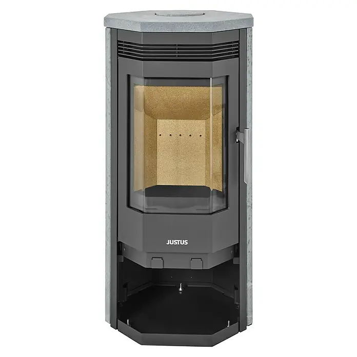 Justus Kaminofen Usedom 5 II - 5,5 kW, Raumheizvermögen: 88 m³, Material Verkleidung: Speckstein, Schwarz/Speckstein - Das Bild zeigt einen Justus Kaminofen mit einer grauen Umrandung und einer großen Glastür. Im Inneren befindet sich ein heller Brennraum.