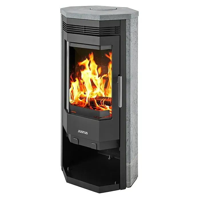 Justus Kaminofen Usedom 5 II - 5,5 kW, Raumheizvermögen: 88 m³, Material Verkleidung: Speckstein, Schwarz/Speckstein - Nahaufnahme eines Justus Kaminofens mit brennendem Holz, der Wärme und Atmosphäre in jeden Raum bringt, elegantes Design.