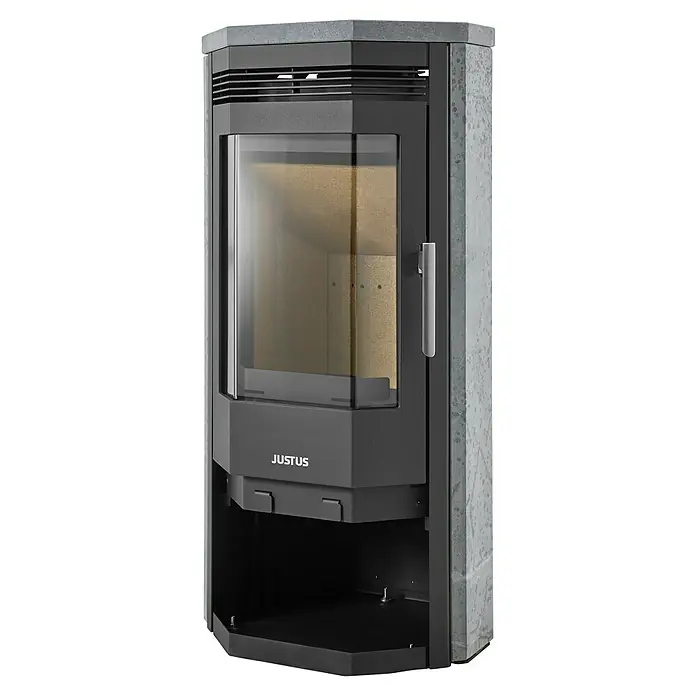 Justus Kaminofen Usedom 5 II - 5,5 kW, Raumheizvermögen: 88 m³, Material Verkleidung: Speckstein, Schwarz/Speckstein - Ein Justus Kaminofen mit Glasfenster und Holzfach, perfekt für gemütliche Abende. Das elegante Design fügt sich nahtlos in jeden Wohnraum ein.