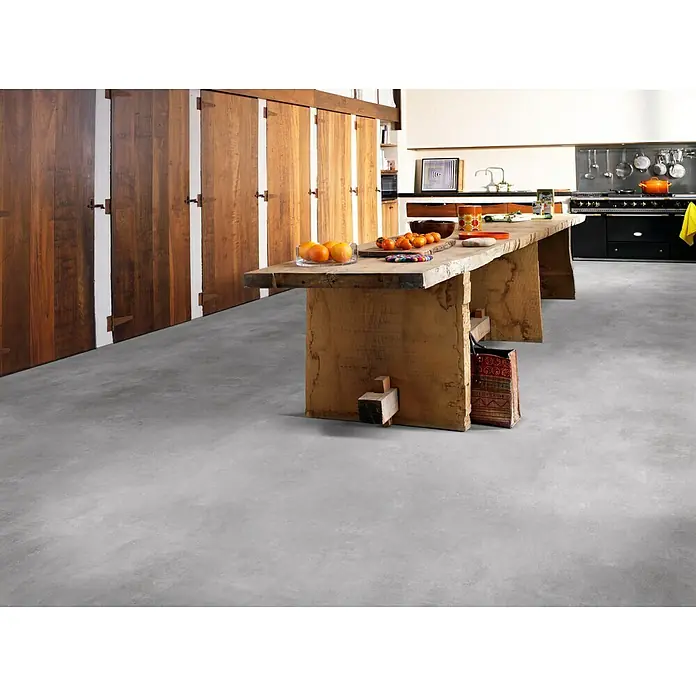 Beauflor PVC-Boden Meterware Tex-Style - 400 cm, Montreal, Grau - Eine moderne Küche mit einem großen Holztisch als Herzstück, der durch sein rustikales Design auffällt und viel Platz für Speisen bietet.