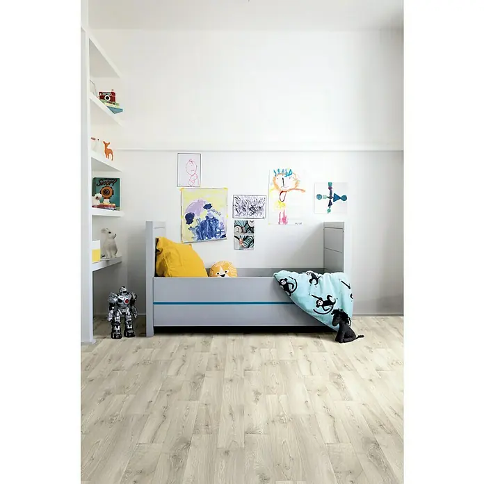 Beauflor PVC-Boden Meterware Novo - Holzoptik, Breite: 400 cm, Beige - Kinderzimmer mit hellem Laminatboden, einem grauen Bett mit bunten Kissen und Kinderzeichnungen an der Wand.