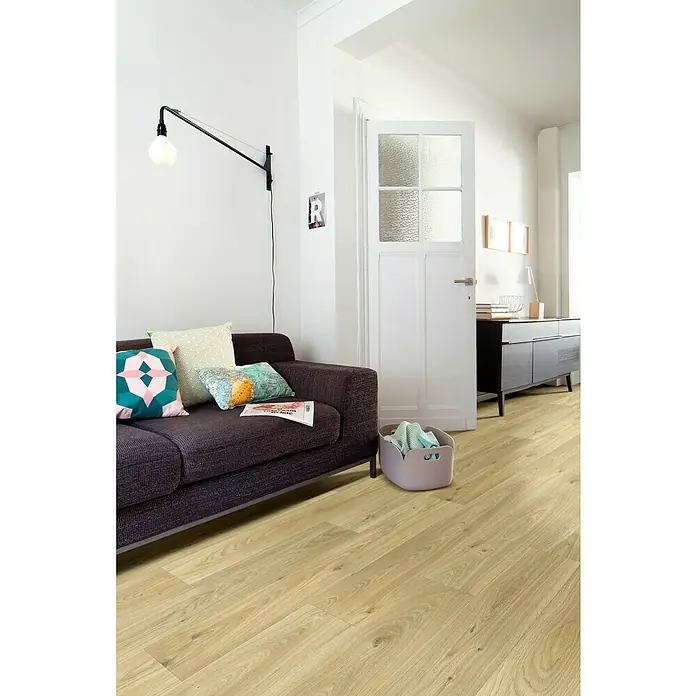 Beauflor PVC-Boden Meterware Tex-Style - 200 cm, Gambel Oak, Natur - Einladendes Wohnzimmer mit einem stilvollen, auberginefarbenen Sofa, Akzentkissen und hellem Holzboden, der dem Raum Wärme verleiht.