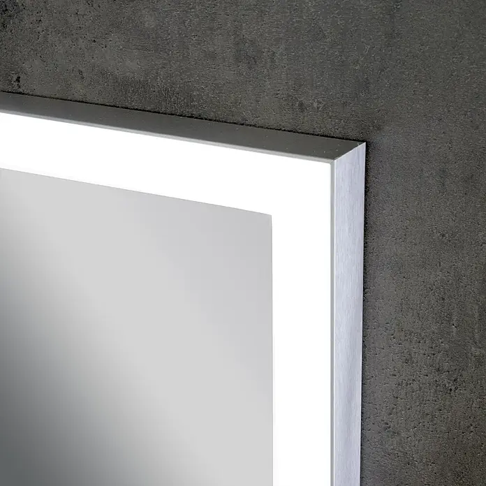 Camargue Lichtspiegel Etna - 80 x 70 cm, Silber, Leuchtmittel - Nahaufnahme eines LED-beleuchteten Spiegels mit silbernem Rahmen vor einer grauen Wand. Elegantes Design für Badezimmer.