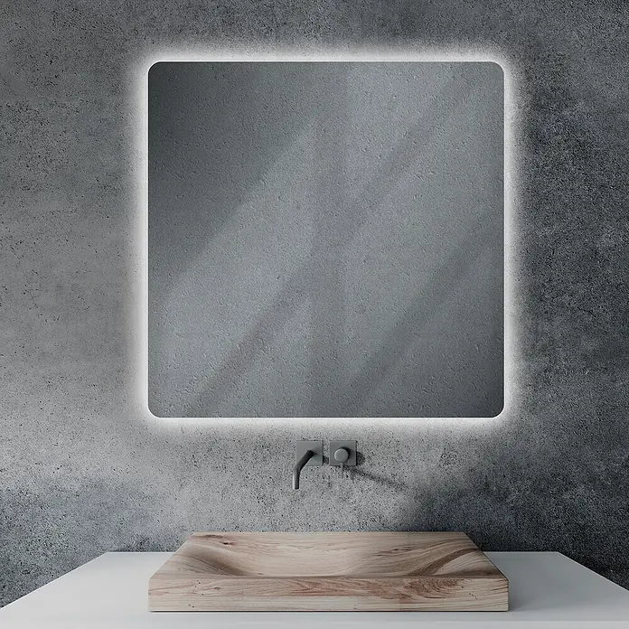Camargue Lichtspiegel Romulo60 x 70 cm, Leuchtmittel - Ein quadratischer Spiegel mit LED-Hintergrundbeleuchtung hängt über einem Holzwachbecken in einem modernen Badezimmer.