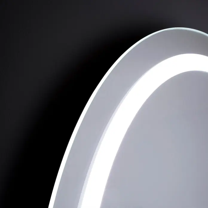 Camargue Lichtspiegel Iris - Durchmesser: 60 cm, Leuchtmittel - Nahaufnahme einer modernen, runden LED-Leuchte an einer dunklen Wand. Das Licht erzeugt einen hellen, minimalistischen Akzent.