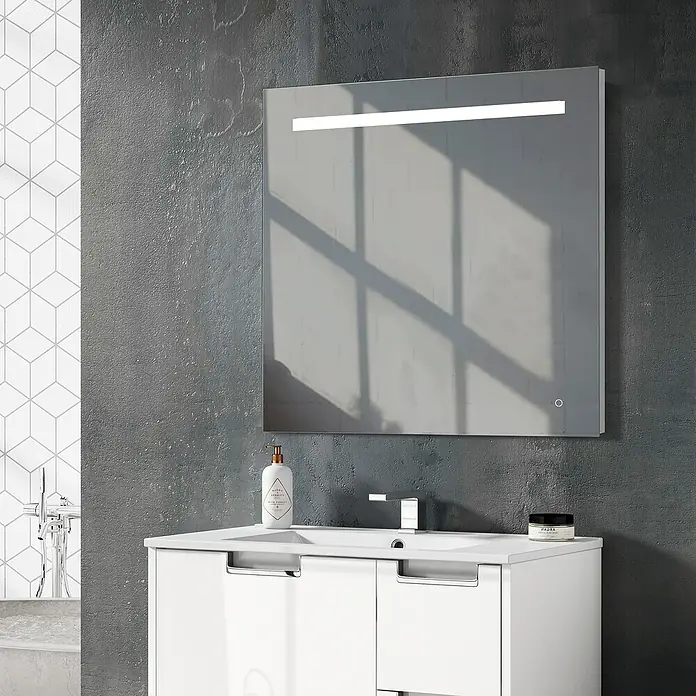 Camargue Lichtspiegel Eco One - 60 x 70 cm, Sensor - Elegantes Badezimmer-Interieur mit beleuchtetem Spiegel über einem weißen Waschtisch, das moderne Design und Funktionalität vereint.