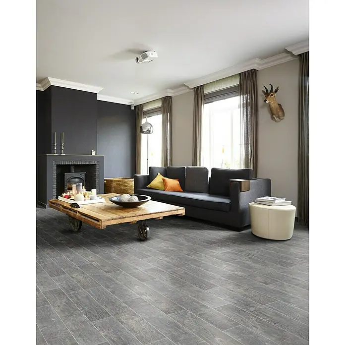 Beauflor PVC-Boden Meterware Hightex - 200 cm, Washed Oak, Blau/Braun - Wohnzimmer mit grauem Bodenbelag in Holzoptik. Der Boden verleiht dem Raum ein modernes und stilvolles Ambiente.
