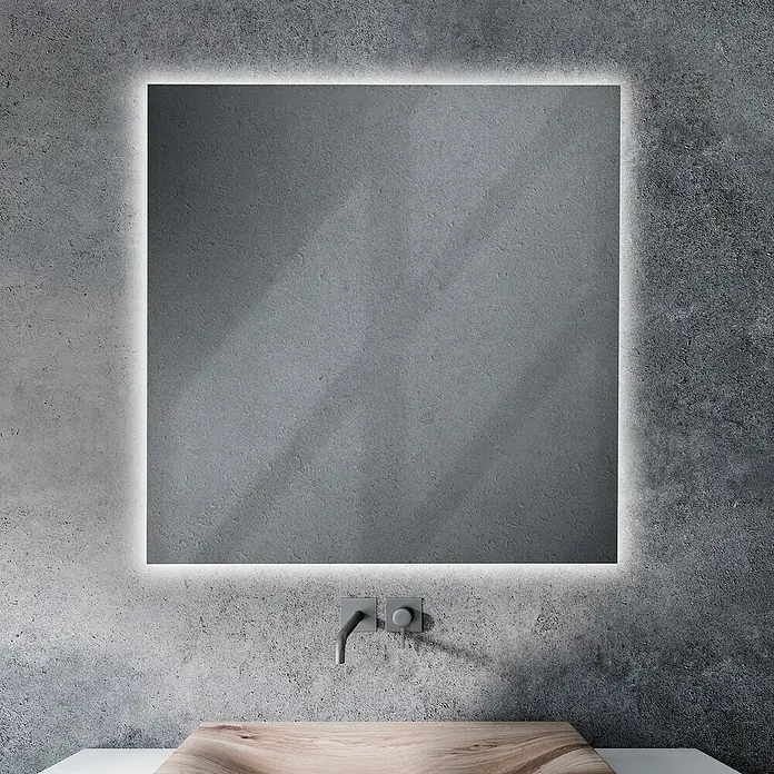 Camargue Lichtspiegel Khan - 80 x 70 cm, Leuchtmittel - Ein moderner, quadratischer LED-beleuchteter Spiegel hängt über einem stilvollen Waschtisch mit Armatur vor einer grauen Betonwand.