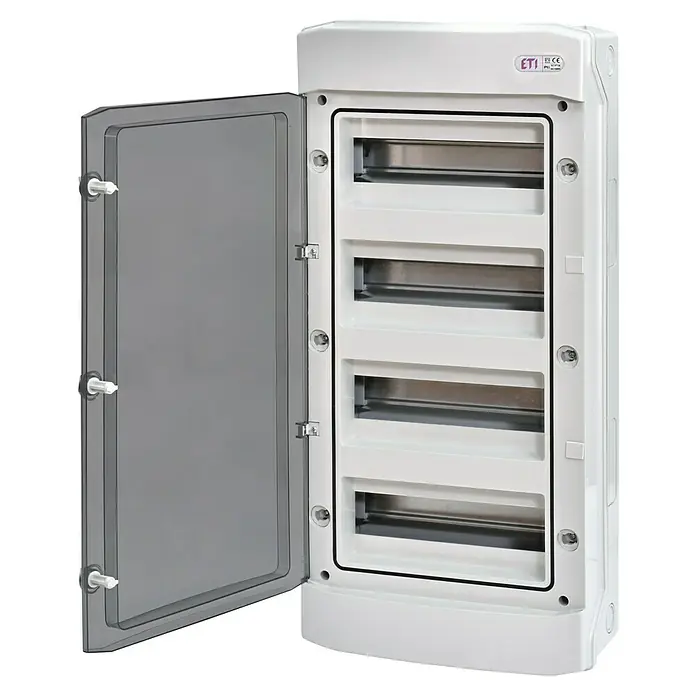 ETI Aufputz-Verteiler Feuchtraum ECH-48PT - Anzahl Reihen: 4 Stk., 31,9 x 66,4 cm, Lichtgrau - Detailaufnahme eines weißen ETI-Sicherungskastens mit geöffneter, transparenter Tür und innenliegenden Sicherungsschlitzen.