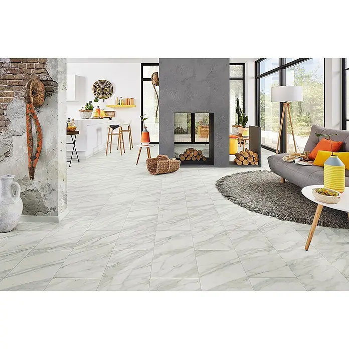 LOGOCLIC Ceramico Laminat - Amelia, Fliese, 638 x 330 x 8 mm - Ein modernes Wohnzimmer mit stilvollen weißen Marmorfliesen, die dem Raum eine elegante und helle Atmosphäre verleihen.