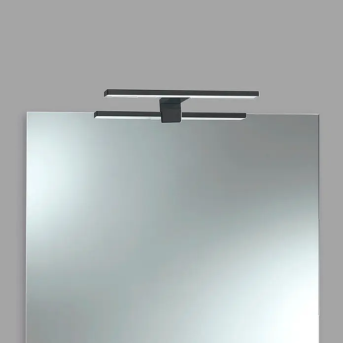 Camargue Lichtspiegel Alba - 60 x 70 cm, Schwarz, Leuchtmittel - Nahaufnahme einer Badezimmerleuchte über einem Spiegel, die modernes Design und Beleuchtungslösungen für Badezimmer zeigt.