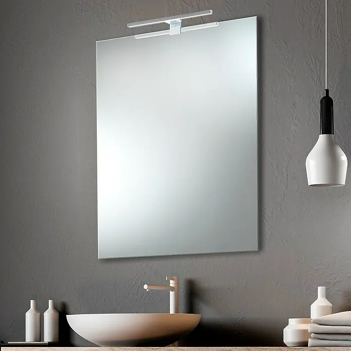 Camargue Lichtspiegel Alba - 60 x 70 cm, Chrom, Leuchtmittel - Ein moderner Badezimmerspiegel mit integrierter Beleuchtung hängt über einem stilvollen Waschbecken in einem eleganten Badezimmer.