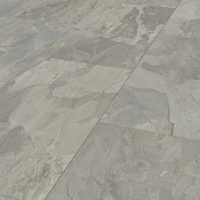 LOGOCLIC Ceramico Laminat - Lucienda, Fliese, 638 x 330 x 8 mm - Nahaufnahme von grauen Schieferbodenfliesen, die ein Muster aus natürlichen Texturen und subtilen Farbvariationen zeigen.