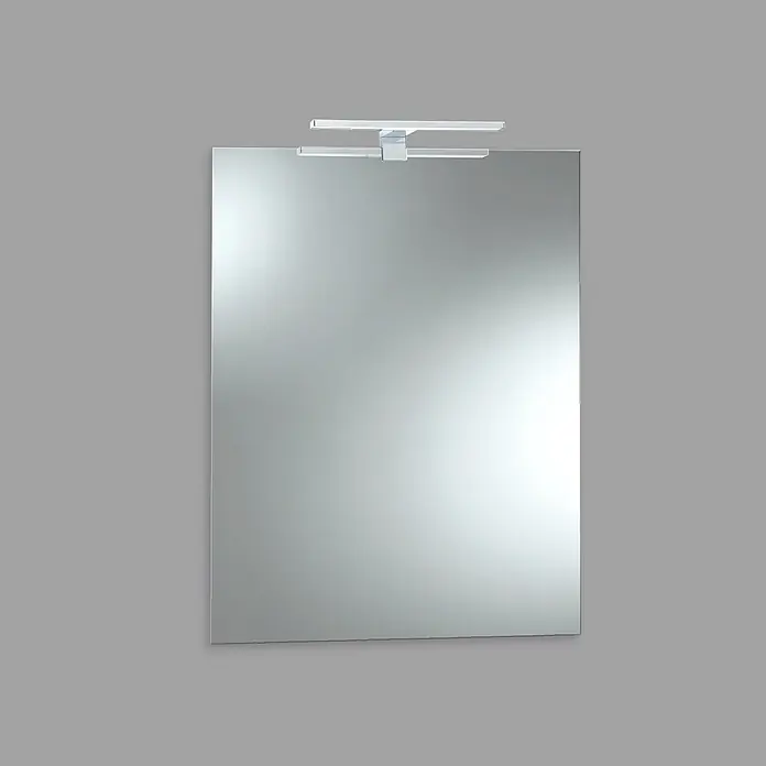 Camargue Lichtspiegel Alba - 60 x 70 cm, Chrom, Leuchtmittel - Das Bild zeigt einen rechteckigen Spiegel mit einer modernen Leuchte, ideal für Badezimmer oder Ankleidezimmer.