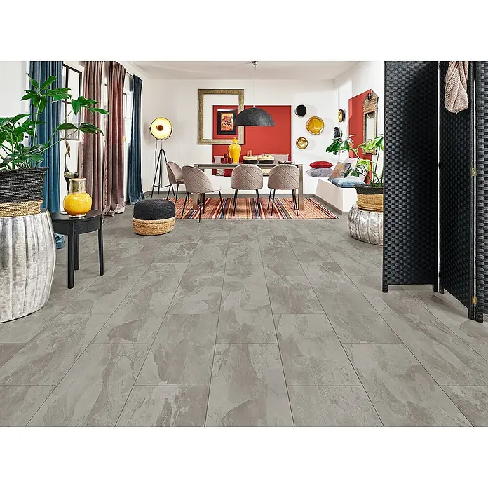 LOGOCLIC Ceramico Laminat - Lucienda, Fliese, 638 x 330 x 8 mm - Ein Wohnraum mit grauem Vinylboden in Fliesenoptik, der eine elegante und moderne Atmosphäre schafft. Der Bodenbelag ist pflegeleicht und strapazierfähig.