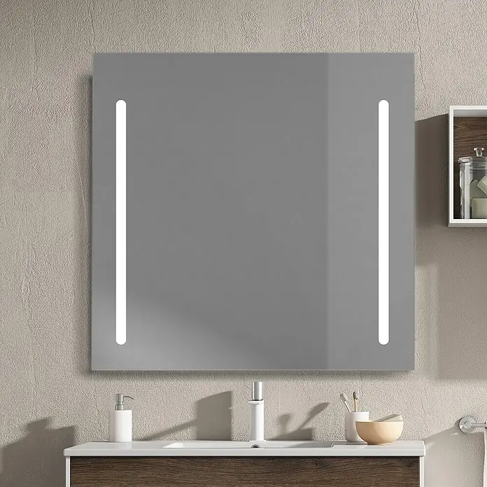 Camargue Lichtspiegel Eco Two - 100 x 70 cm, Leuchtmittel - Quadratischer Badezimmerspiegel mit integrierter LED-Beleuchtung an den Seiten, montiert über einem Waschtisch mit Holzunterschrank.