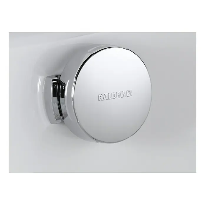 Kaldewei Ab- & Überlaufgarnitur Comfort Level 4002Drehexcenterbetätigung, Wasserstandhöhe: + 5 cm erhöhbar, Verchromt - Nahaufnahme eines glänzenden Kaldewei-Badewannenabflussdeckels aus Chrom, der auf einer weißen Oberfläche montiert ist und einen modernen Look bietet.