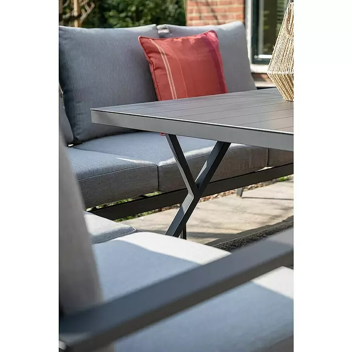 Garden Impressions Loungemöbel-Set Sergio - 3 -tlg., Aluminium, Links, Schwarz/Grau - Graues Outdoor-Lounge-Set mit Tisch und Sofa, mit grauen Kissen und einem roten Zierkissen.