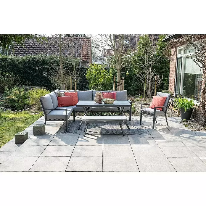 Garden Impressions Loungemöbel-Set Sergio - 3 -tlg., Aluminium, Links, Schwarz/Grau - Graues Outdoor-Möbelset aus Metall mit korallenfarbenen Kissen auf einer Terrasse, bestehend aus Ecksofa, Tisch, Bank und Sessel.