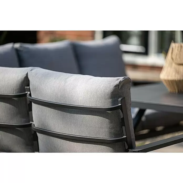 Garden Impressions Loungemöbel-Set Sergio - 3 -tlg., Aluminium, Links, Schwarz/Grau - Graues Outdoor-Sitzmöbel mit weichen Kissen auf dunklem Metallgestell, draußen platziert.