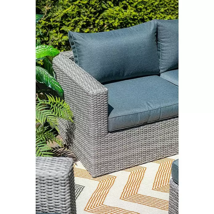 Garden Impressions Loungemöbel-Set Orangebird - 4 -tlg., Aluminium, Schwarz/Grau - Graues Gartensofa aus Korbgeflecht mit blauen Kissen auf gemustertem Teppich.