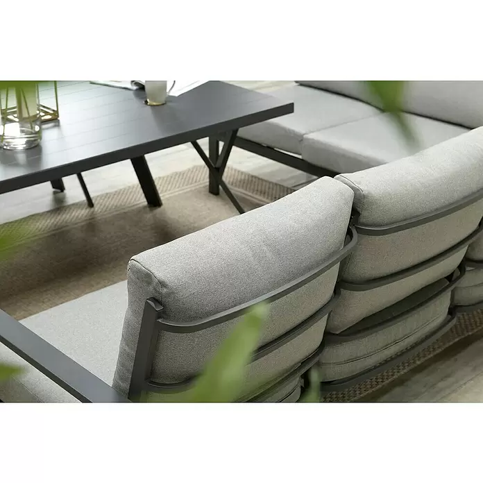 Garden Impressions Loungemöbel-Set Sergio - 3 -tlg., Aluminium, Rechts, Schwarz/Grau - Nahaufnahme eines modernen grauen Outdoor-Sofas mit weichen Kissen und einem grauen Couchtisch aus Metall auf einem strukturierten Teppich.