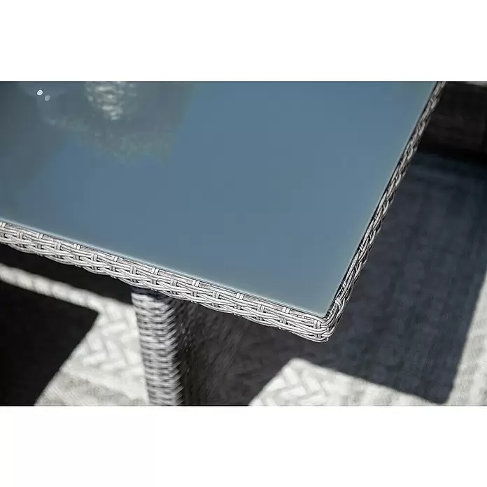 Garden Impressions Loungemöbel-Set Blue Bird - 4 -tlg., Aluminium, Polyester, Glas, Rechts, Grau - Ecke eines grauen Rattan-Gartentisches mit gefrosteter grauer Glasplatte.