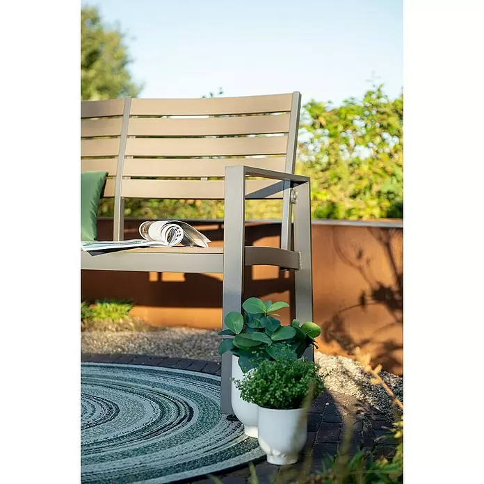 Garden Impressions Gartenbank Detroit - B x T x H: 122 x 64 x 85 cm, Aluminium, Polywood, Schwarz/Grau - Moderne graue Gartenbank mit Lattenrücken und -sitz, Magazin und Kissen, auf einer Terrasse.