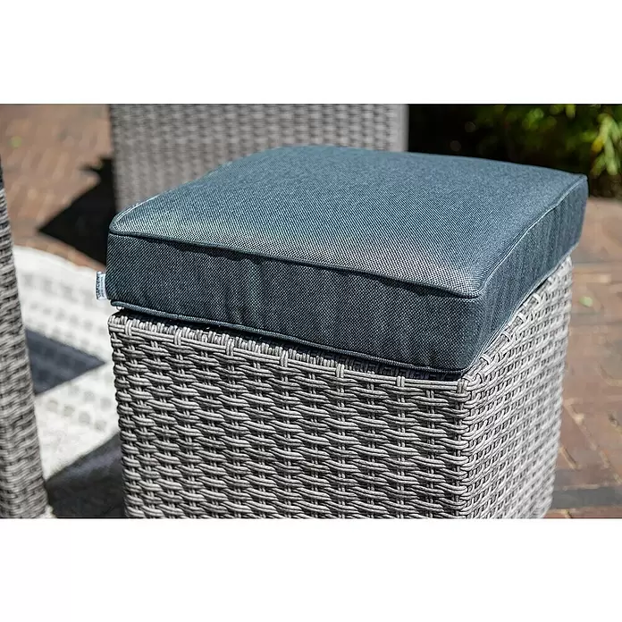 Garden Impressions Loungemöbel-Set Blue Bird - 4 -tlg., Aluminium, Polyester, Glas, Rechts, Grau - Nahaufnahme eines grauen Rattan-Outdoorhockers mit dunkelgrauem Stoffkissen auf einer Terrasse.
