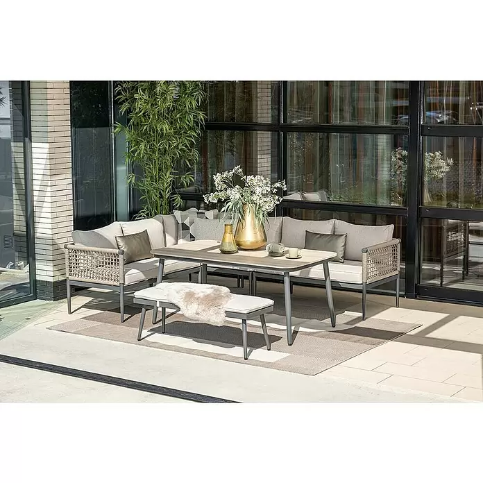 Garden Impressions Loungemöbel-Set Teramon - Aluminium, Qualicord, Schwarz/Taupe - Modernes Outdoor-Ess- und Lounge-Set mit hellem Holzoptik-Tisch, grauen Metallrahmen, beigen Kissen und geflochtenen Details auf einer Terrasse.