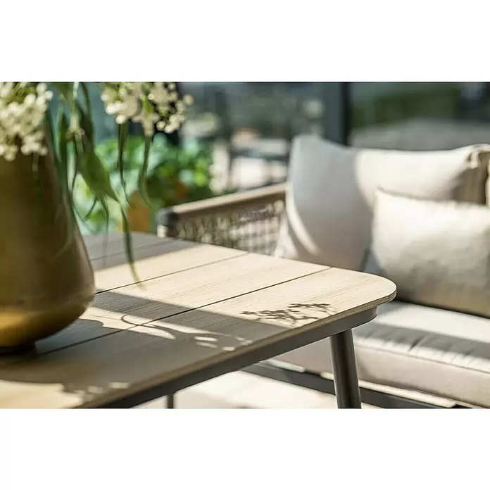 Garden Impressions Loungemöbel-Set Teramon - Aluminium, Qualicord, Schwarz/Taupe - Ein Outdoor-Couchtisch mit heller Holzlattenplatte und dunklem Rahmen, neben einem gepolsterten Outdoor-Sofa.