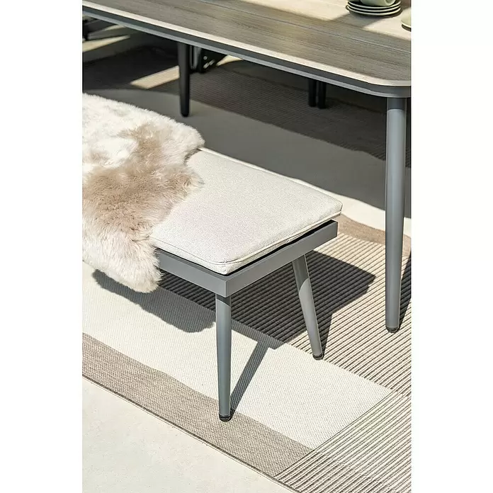 Garden Impressions Loungemöbel-Set Teramon - Aluminium, Qualicord, Schwarz/Taupe - Graue Metallbank für den Außenbereich mit hellem Stoffkissen und Felldecke, Teil einer Essgruppe.