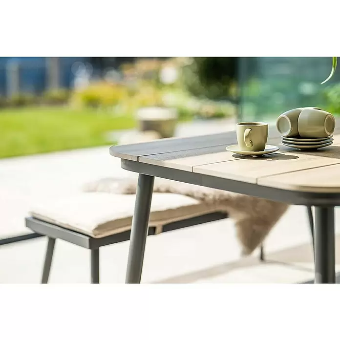 Garden Impressions Loungemöbel-Set Teramon - Aluminium, Qualicord, Schwarz/Taupe - Outdoor-Esstisch-Set mit dunklem Gestell, beplankter Tischplatte, passender Bank mit Kissen und olivgrünen Tassen.