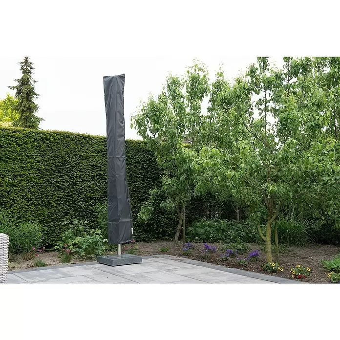 Garden Impressions Sonnenschirm-Schutzhülle - Ø x H: 40 x 240 cm, Kunststoff - Dunkelgraue Stoff-Sonnenschirmhülle schützt einen Sonnenschirm auf seinem Ständer auf einer gepflasterten Terrasse.