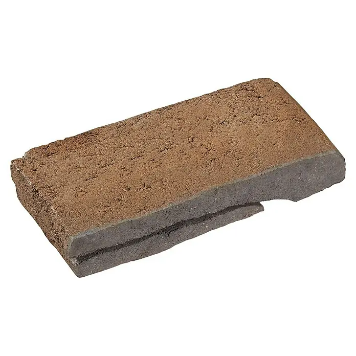 EHL Mauerstein Burgundermauer - Grauwacke, 40 x 18 x 8 cm, Beton - Nahaufnahme eines Pflastersteins mit rauer Oberfläche und zweifarbiger Schichtung, ideal für Garten- und Landschaftsbau.