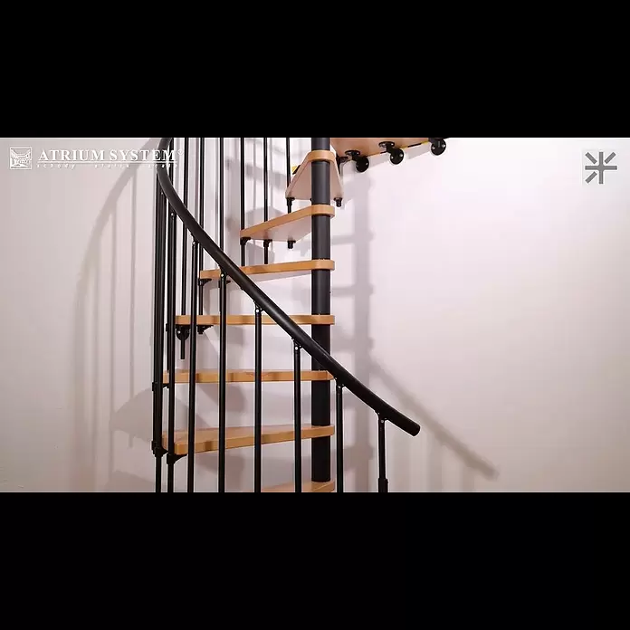 Atrium Spindeltreppe Novo - Farbton Metall: RAL 9005, Durchmesser: 160 cm, Buche, Geschosshöhe: 271,4 cm - 313,5 cm - Monta schodw ATRIUM Novo / Installation of ATRIUM Novo Stairs / Montage der ATRIUM Novo Treppe