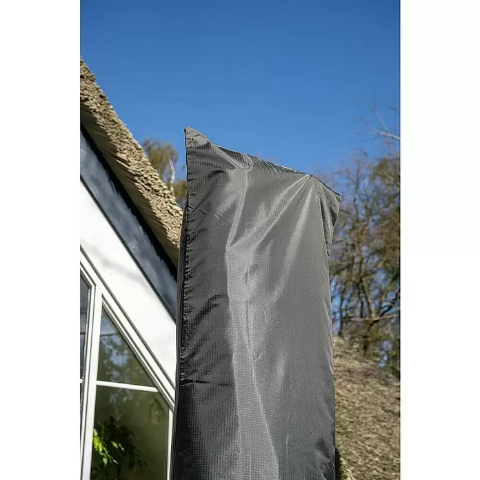 Garden Impressions Sonnenschirm-Schutzhülle - Passend für: Hawaii-Sonnenschirme, 300D Ripstop-PES-Oxford, TPU-Beschichtung, Dunkelgrau - Dunkelgraue, wetterfeste Abdeckung aus strukturiertem Stoff, hoch stehend im Freien.