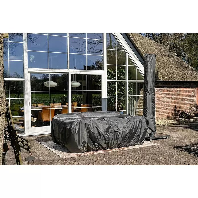 Garden Impressions Sitzgruppen-Schutzhülle - L x B x H: 245 x 190 x 85 cm, 300D Ripstop-PES-Oxford, TPU-Beschichtung, Dunkelgrau - Dunkelgraue Schutzhülle für Gartenmöbel und Sonnenschirm auf einer Terrasse.