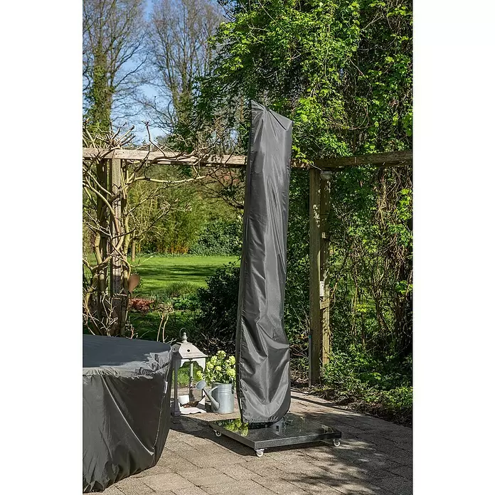 Garden Impressions Sonnenschirm-Schutzhülle - Passend für: Hawaii-Sonnenschirme, 300D Ripstop-PES-Oxford, TPU-Beschichtung, Dunkelgrau - Dunkelgraue Schutzhülle für einen Sonnenschirm auf einem rollbaren schwarzen Sockel, draußen gelagert.